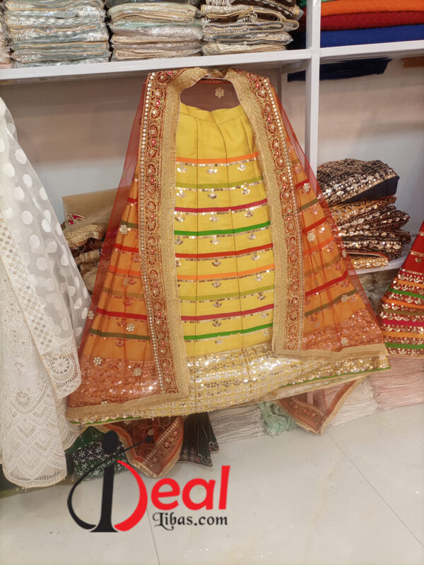 girl mehndi lehenga design